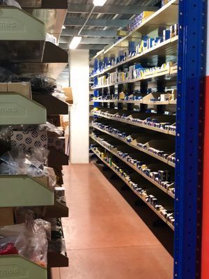 Un magazzino pieno di scaffali e scatole