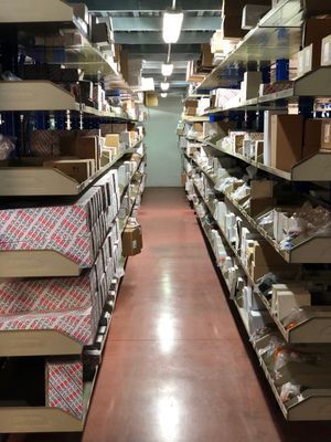 Un magazzino pieno di scaffali e scatole.