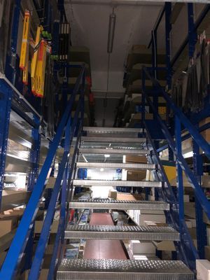 Una serie di scale che portano al secondo piano di un edificio