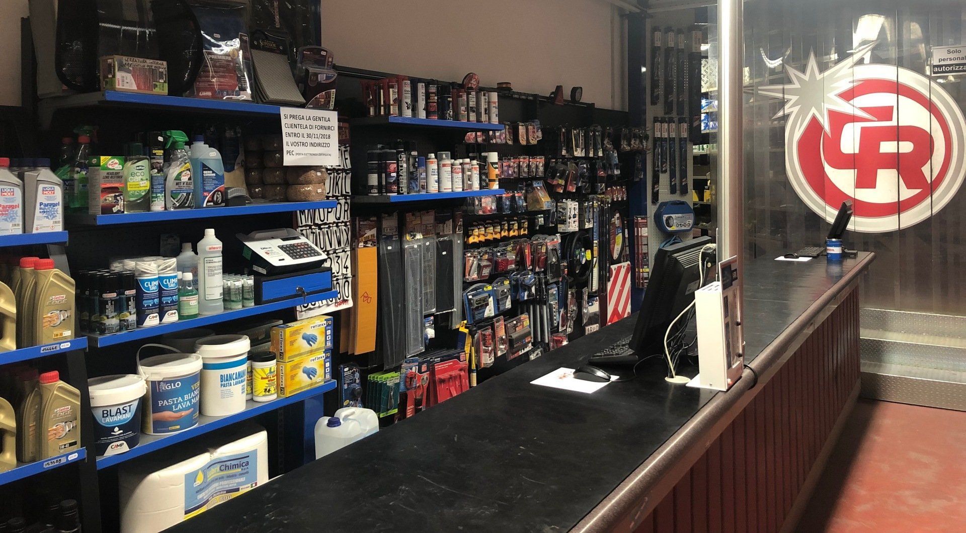 Un negozio pieno di scaffali e un bancone.