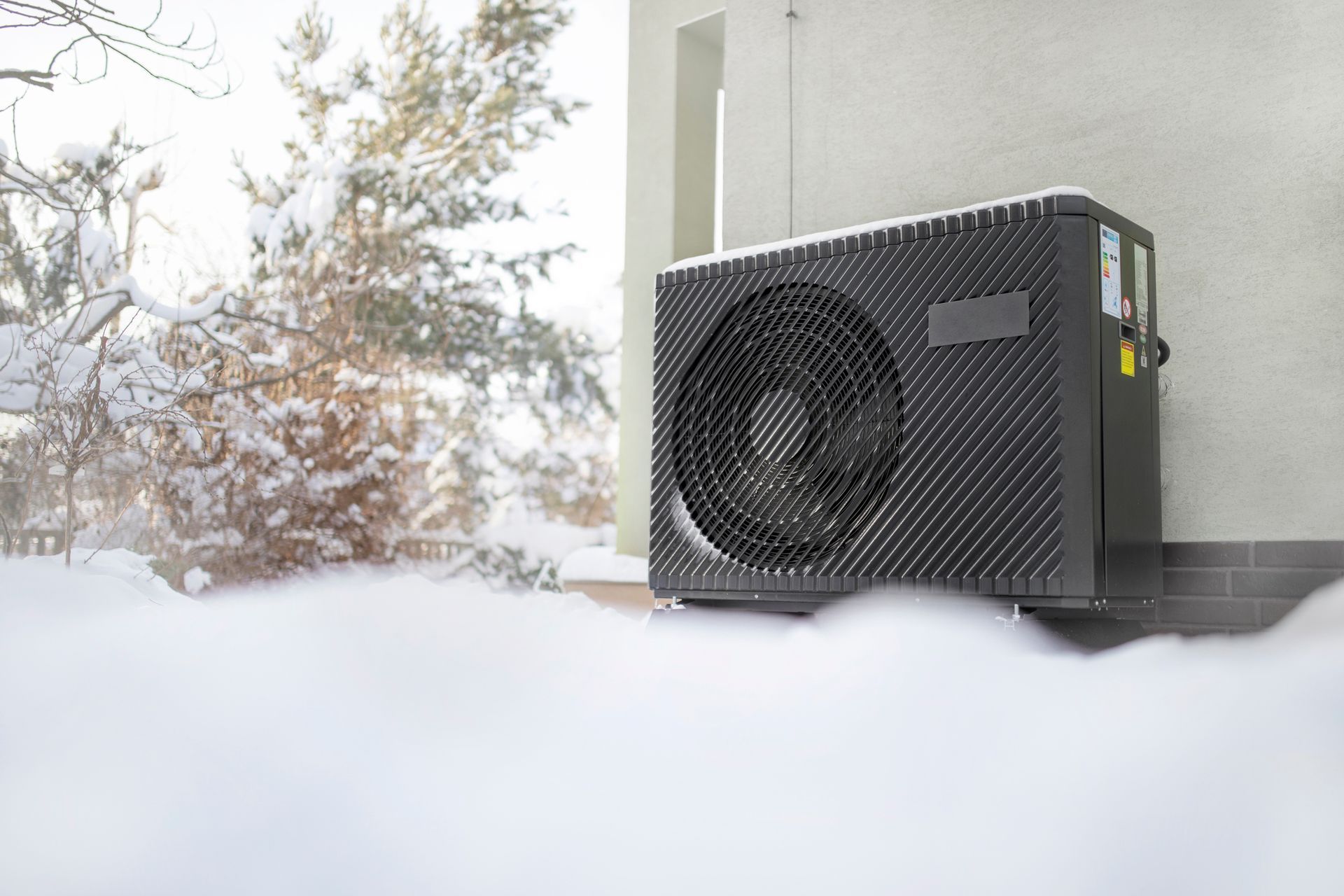 Air sourcAir source heat pump in wintere heat pump in winter conditions in Windsor installed by MGI.