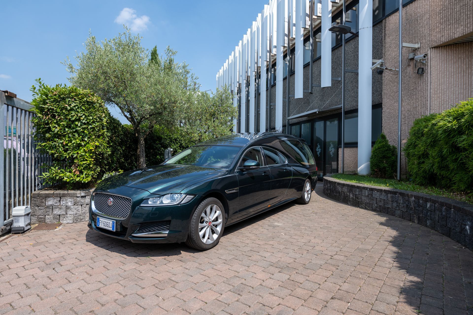 Mezzi Funebri - Agenzia C.O.F. in provincia di Milano e Monza