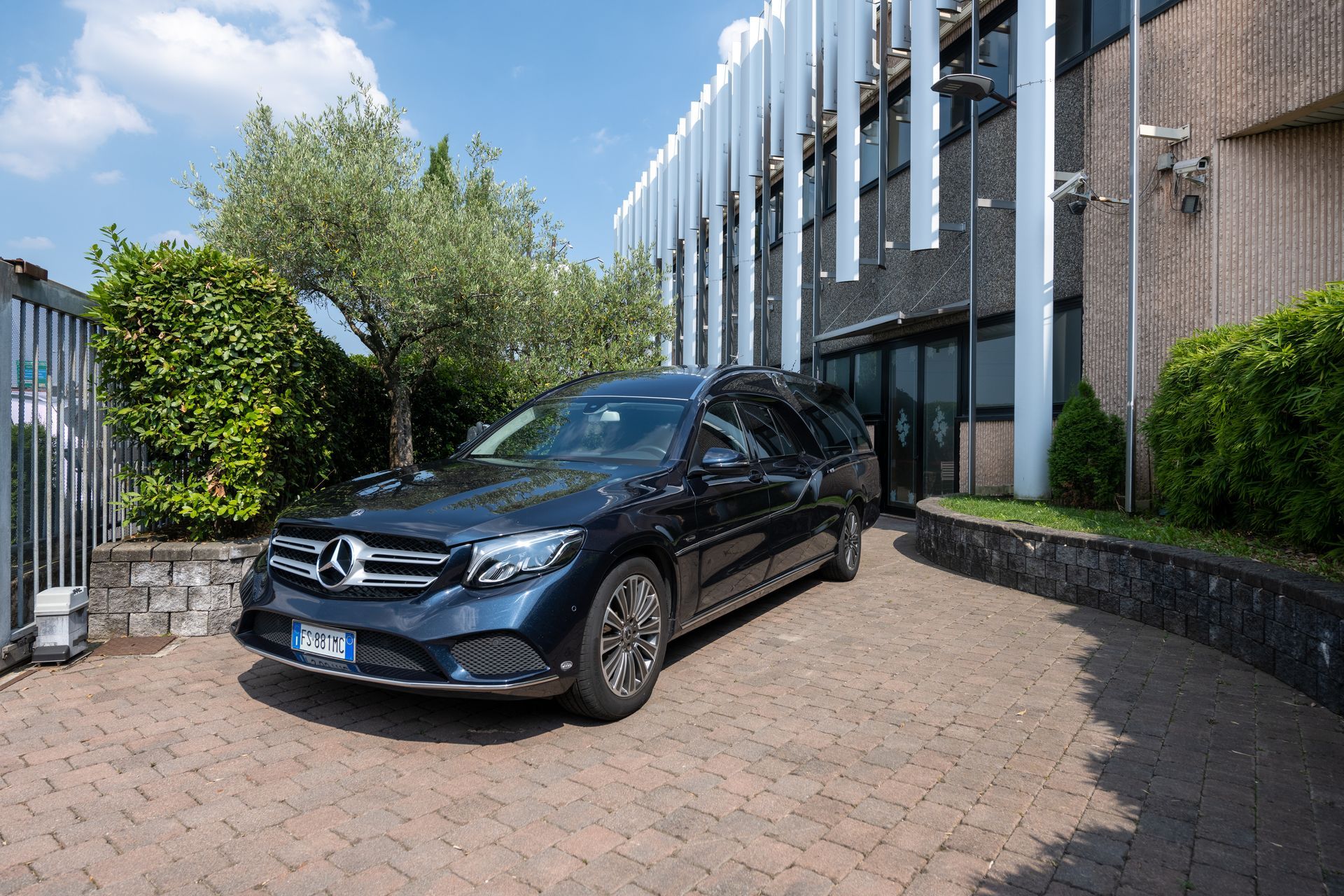 Mezzi Funebri - Agenzia C.O.F. in provincia di Milano e Monza