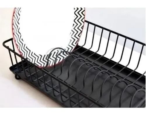 Escurridor de platos de alambre negro que sostiene un plato con borde estampado en rojo y negro.