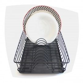 Escurridor de platos de alambre negro que sostiene un plato con borde estampado en rojo y negro.
