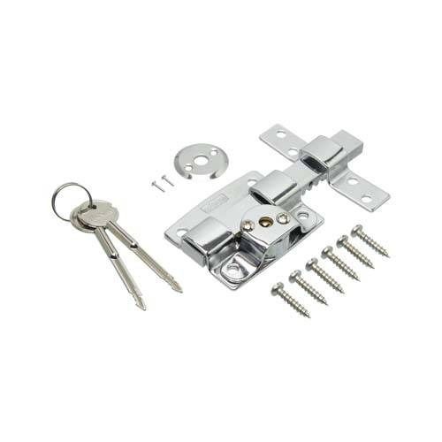 Cerradura de ventana metálica brillante con llave, tornillos y placa circular.