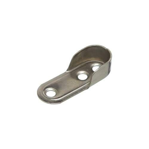 Soporte metálico para barra de armario con tres orificios para tornillos.