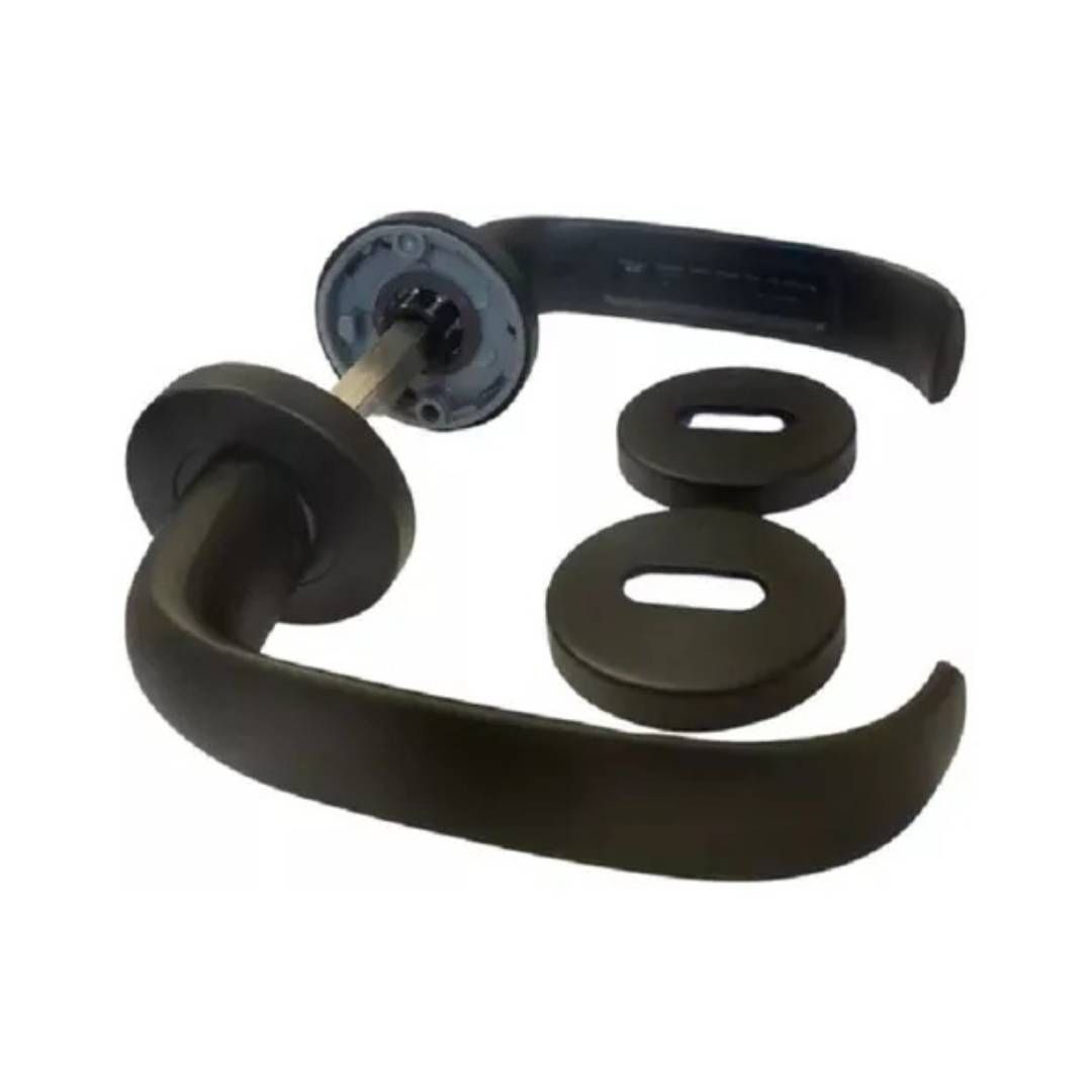 Manijas de puerta y cubiertas para cerraduras plateadas.