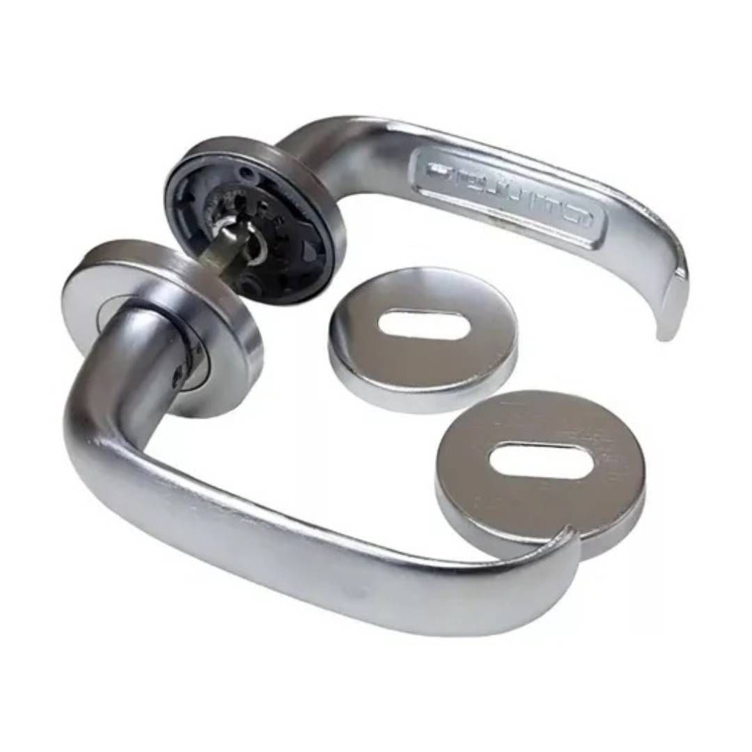 Manijas de puerta y cubiertas para cerraduras plateadas.
