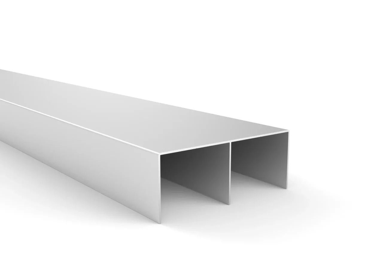 Armario empotrado de madera con puertas correderas y la abertura a la derecha.