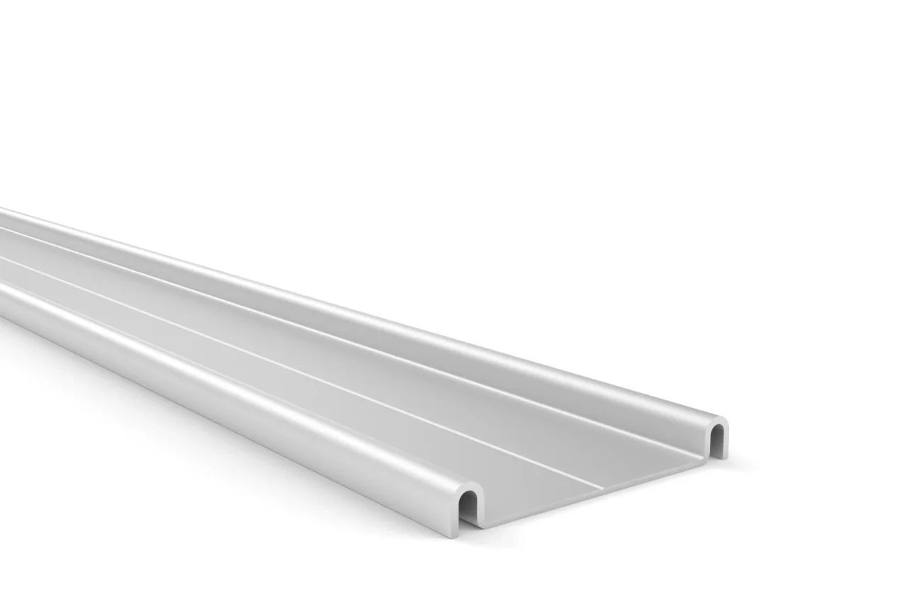 Perfil metálico plateado extruido, en ángulo, sobre fondo blanco.
