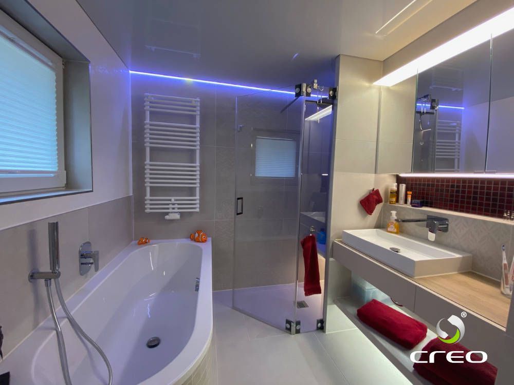 Neubau eines Badezimmers in Strausberg bei Berlin - Badewanne, Dusche und Waschtisch mit Spiegel