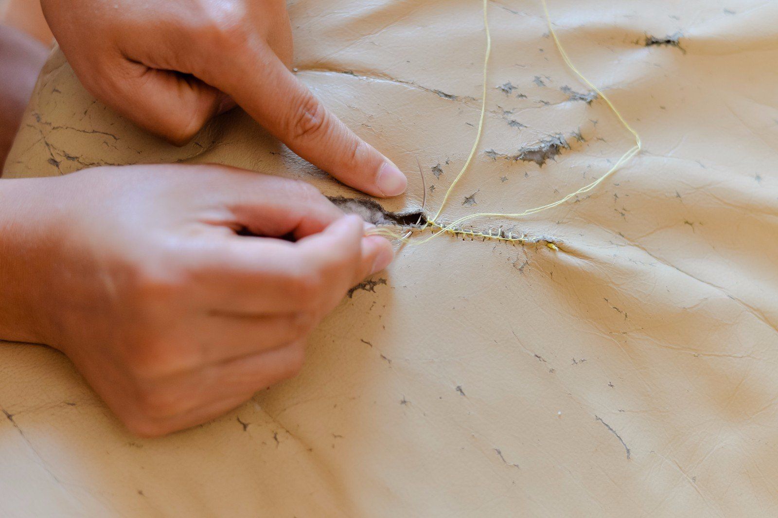Riparazione artigiana manuale di un sofà di pelle