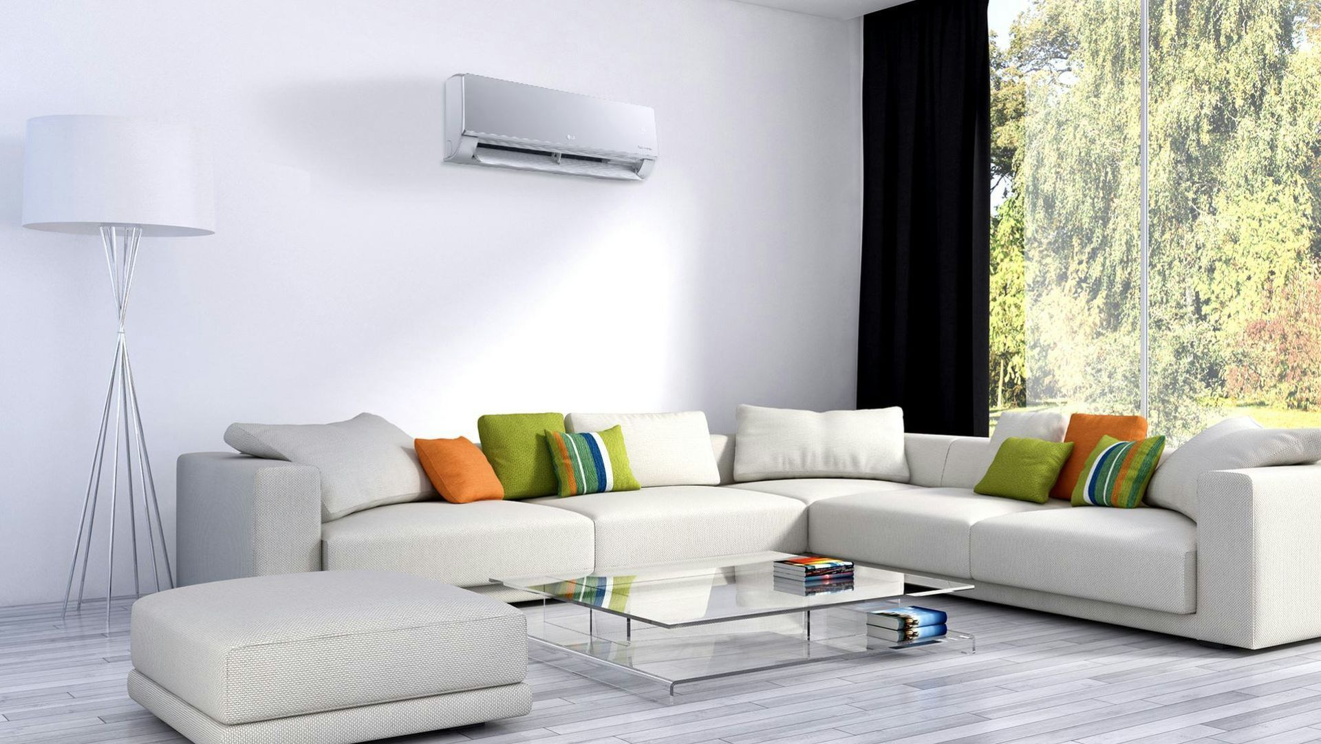 Moderne witte woonkamer met hoekbank, glazen salontafel en airconditioning. Licht dankzij het grote raam en de kleurrijke kussens.