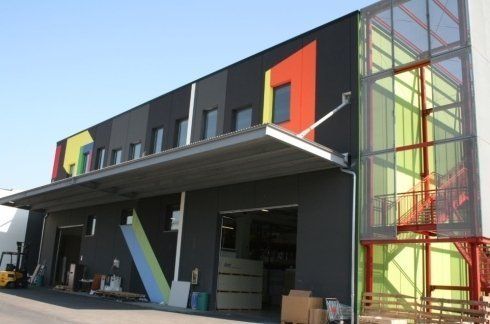 edificio colorato in nero