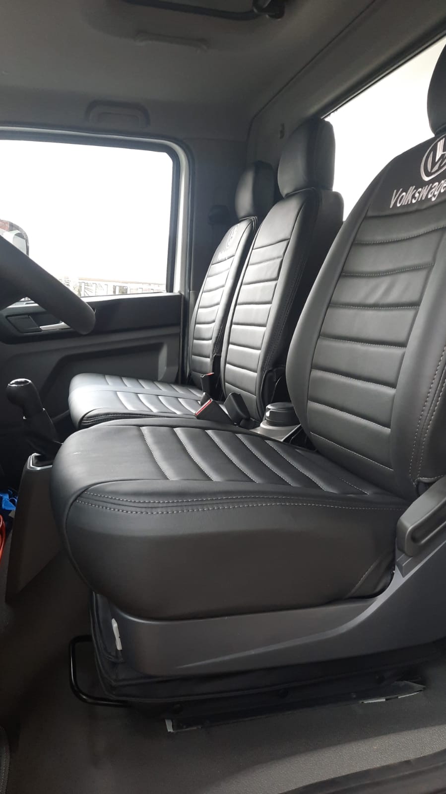 Un primer plano de los asientos de un camión.