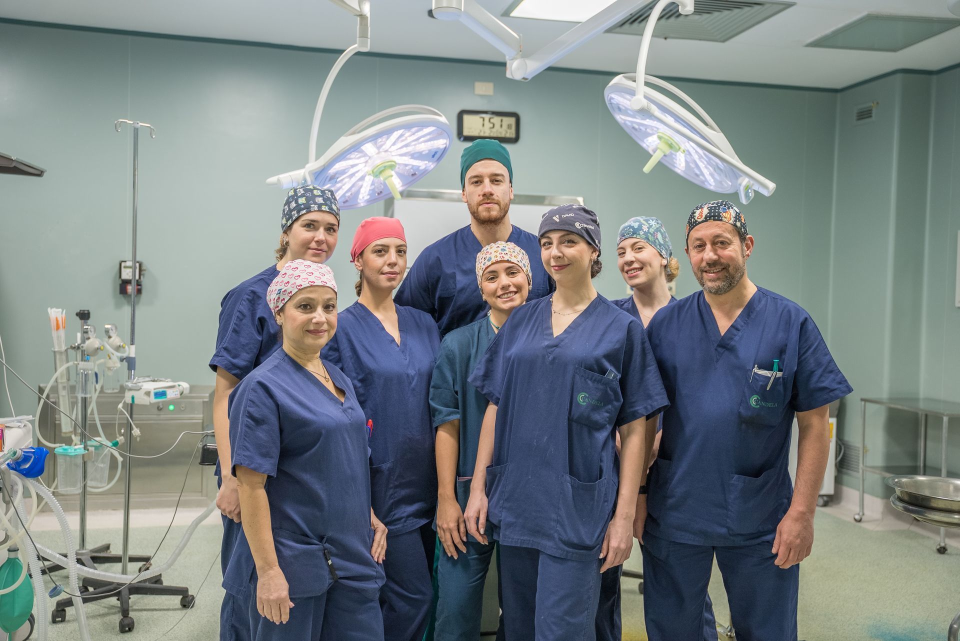 Un gruppo di medici e infermieri posa per una foto in una sala operatoria.