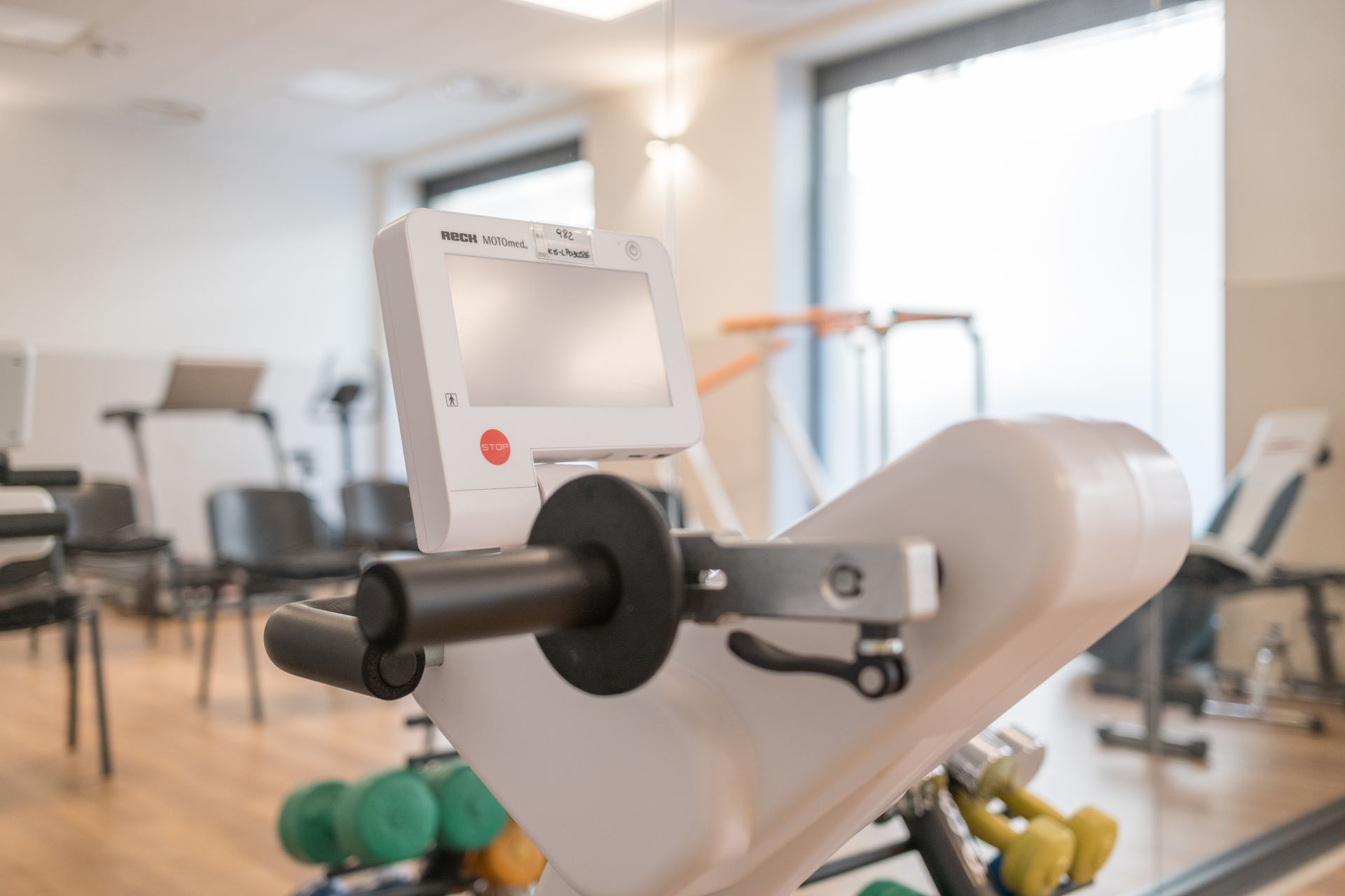 In una palestra c'è una macchina con un monitor attaccato.