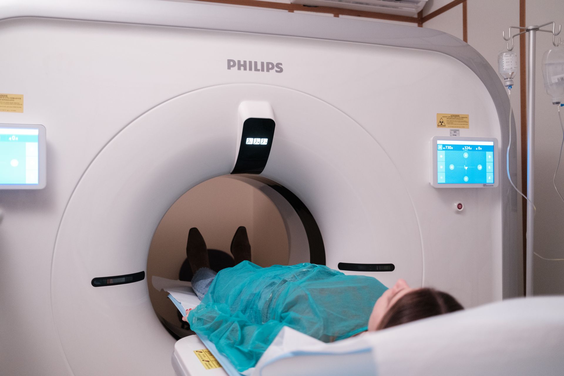 Una donna è sdraiata sotto una macchina per la TAC.