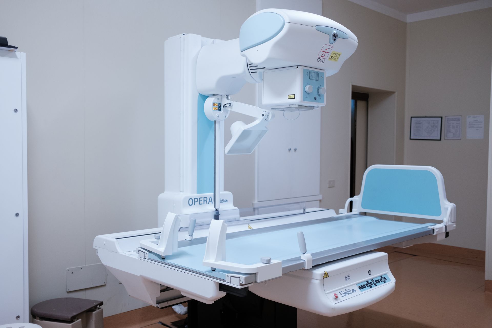 In una stanza d'ospedale c'è una macchina per i raggi X.