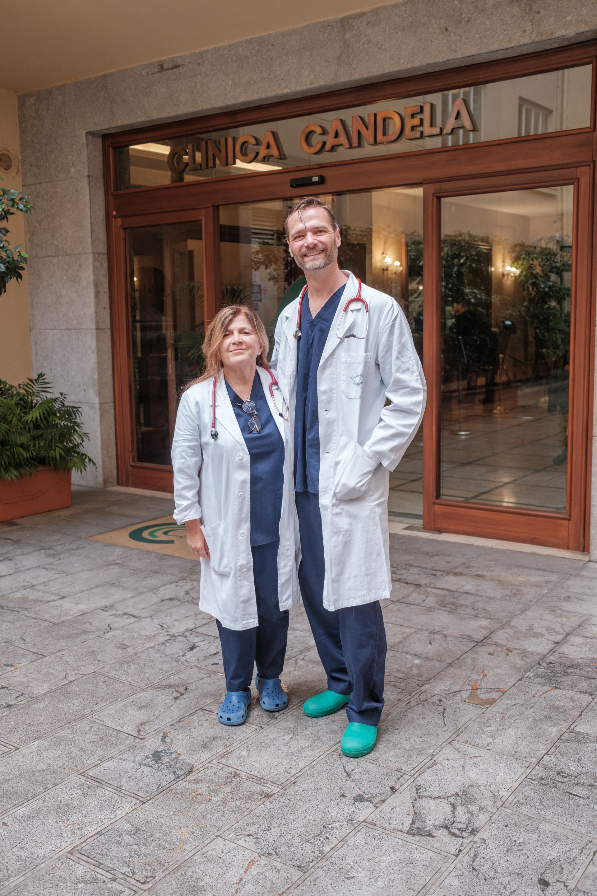 Un uomo e una donna sono in piedi davanti a un edificio.