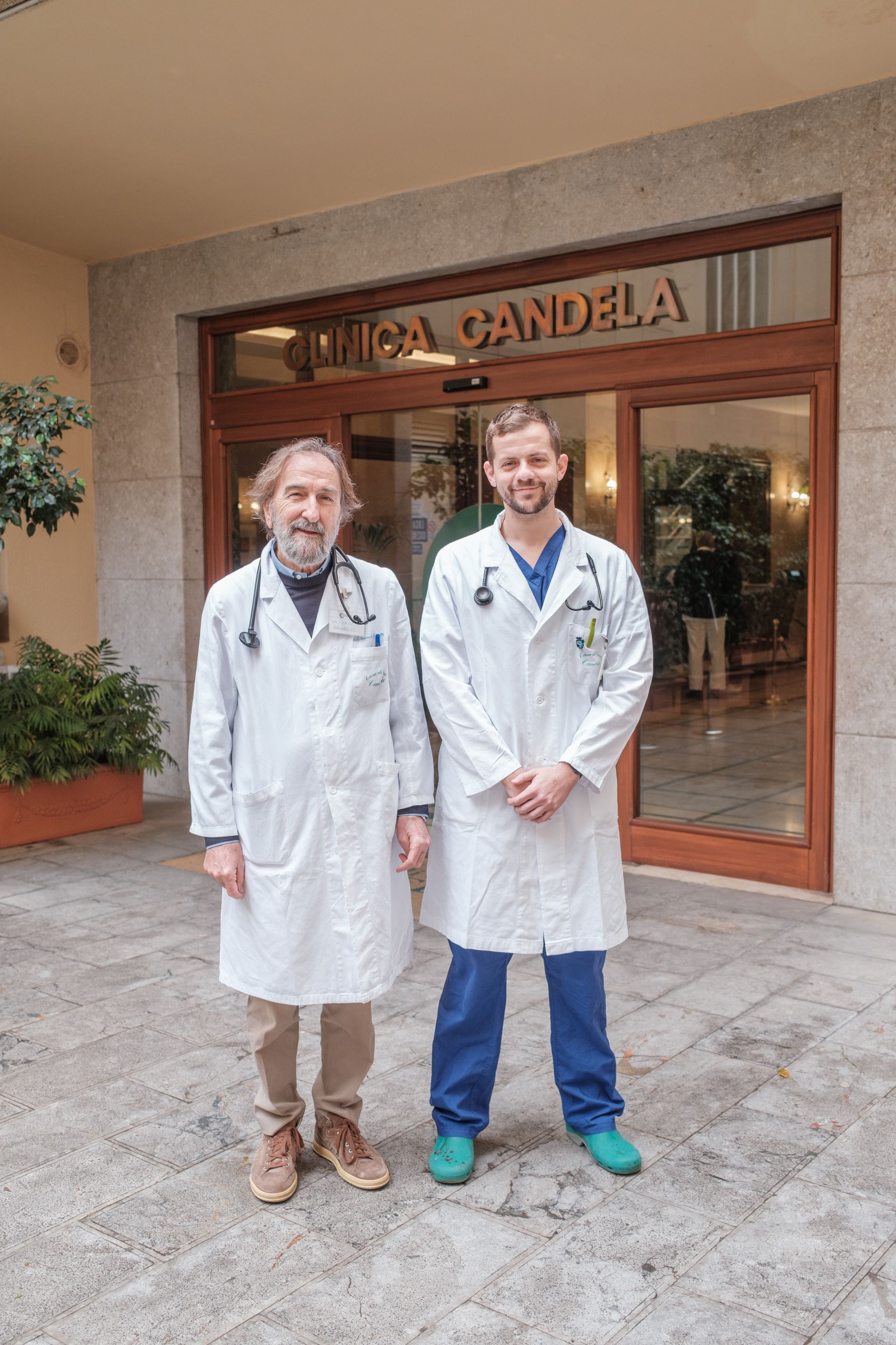 Due dottori sono in piedi davanti a un edificio.