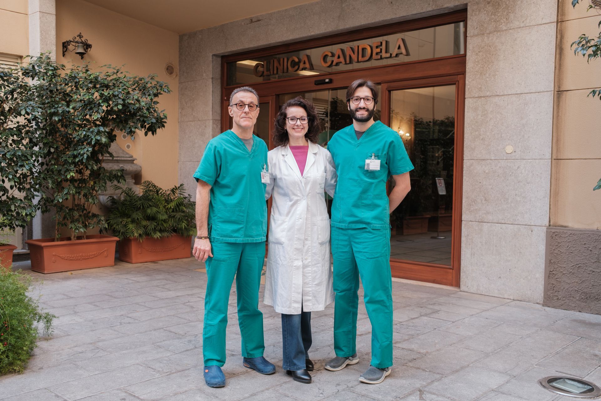 Tre dottori posano per una foto davanti alla clinica candelar