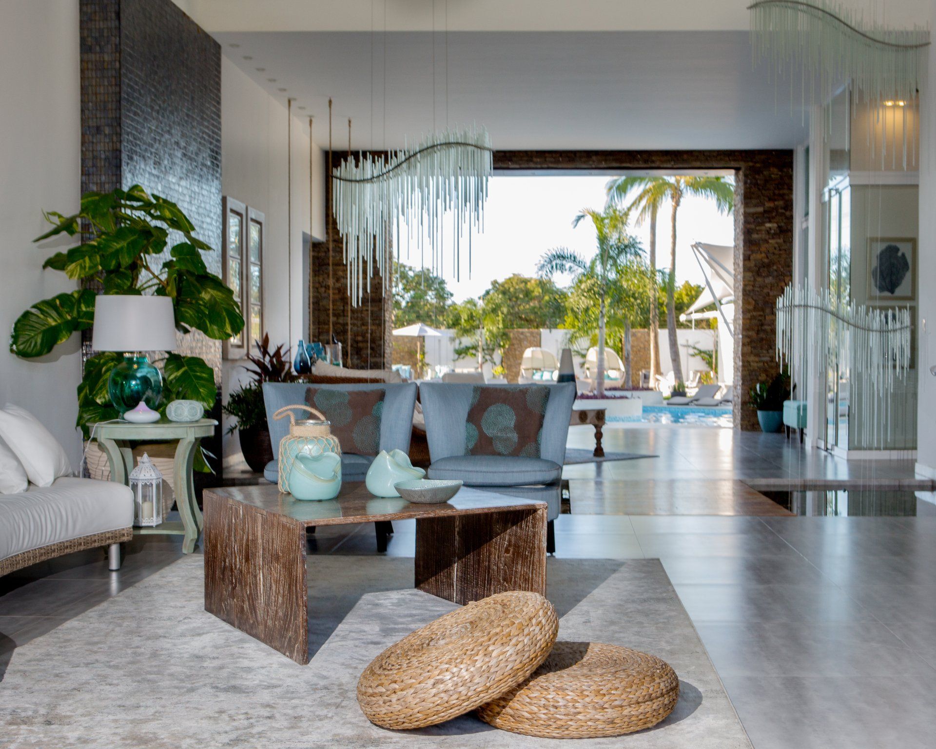 Lobby moderno de H2Otel by LD con puertas de cristal, mobiliario contemporáneo y toques naturales en Playa el Agua.