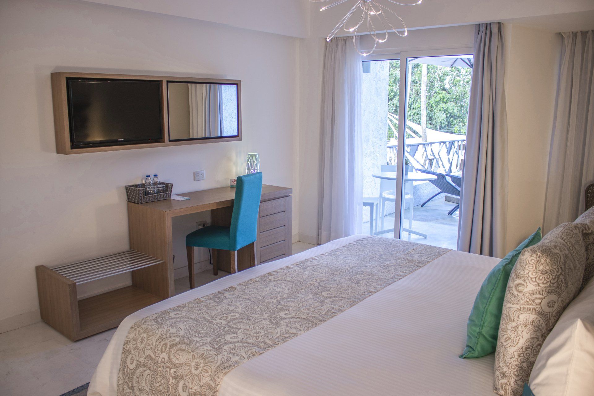 Habitación Superior King en H2Otel by LD, elegancia y confort con vista a la naturaleza de Isla Margarita.