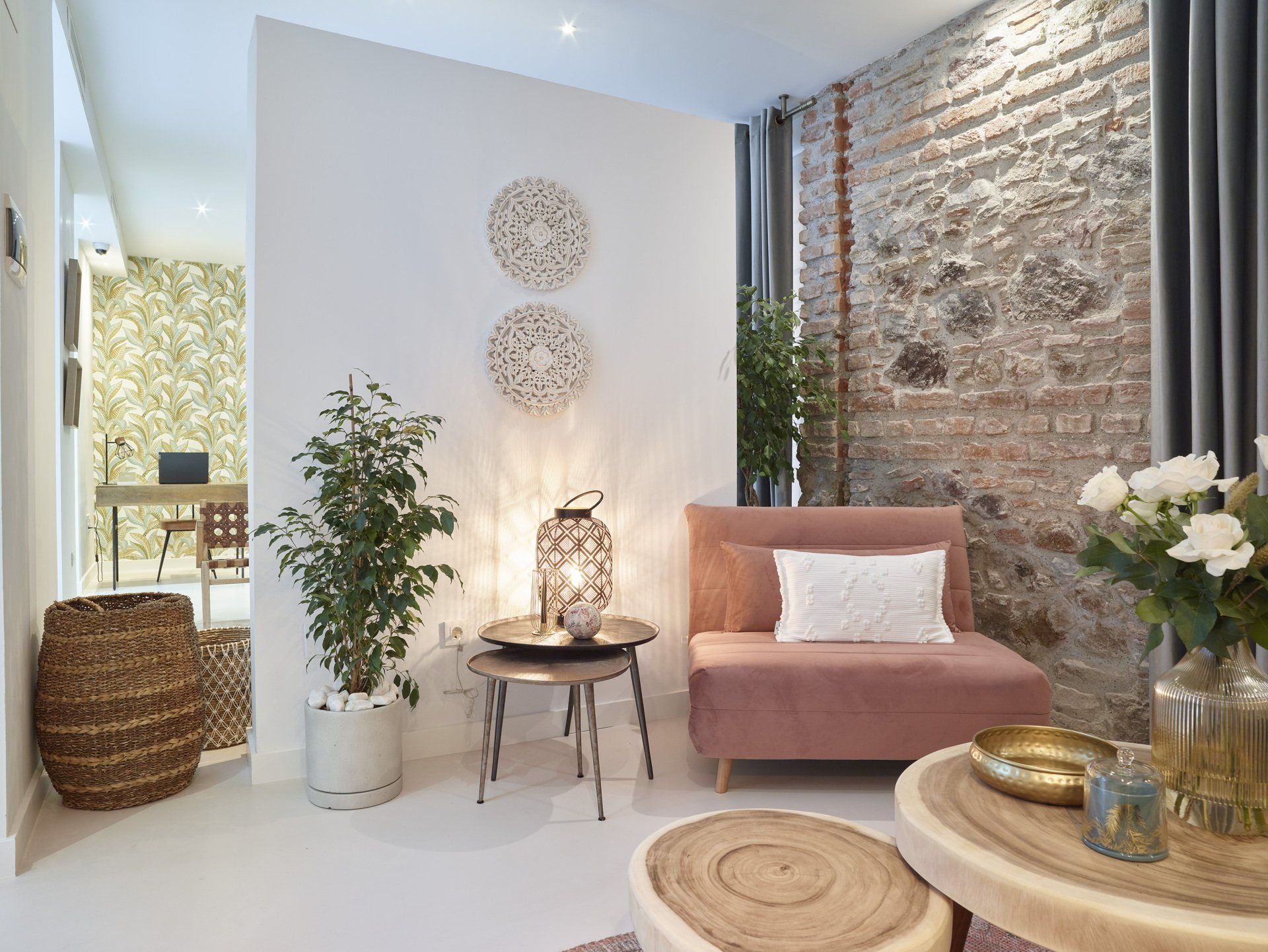 Lobby del hotel LD Convento Cister Málaga, con diseño moderno y rústico, arte contemporáneo y ambiente acogedor.