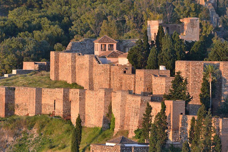 Castillo de Gibralfaro en Málaga, una fortaleza histórica rodeada de naturaleza y bañada por el sol.