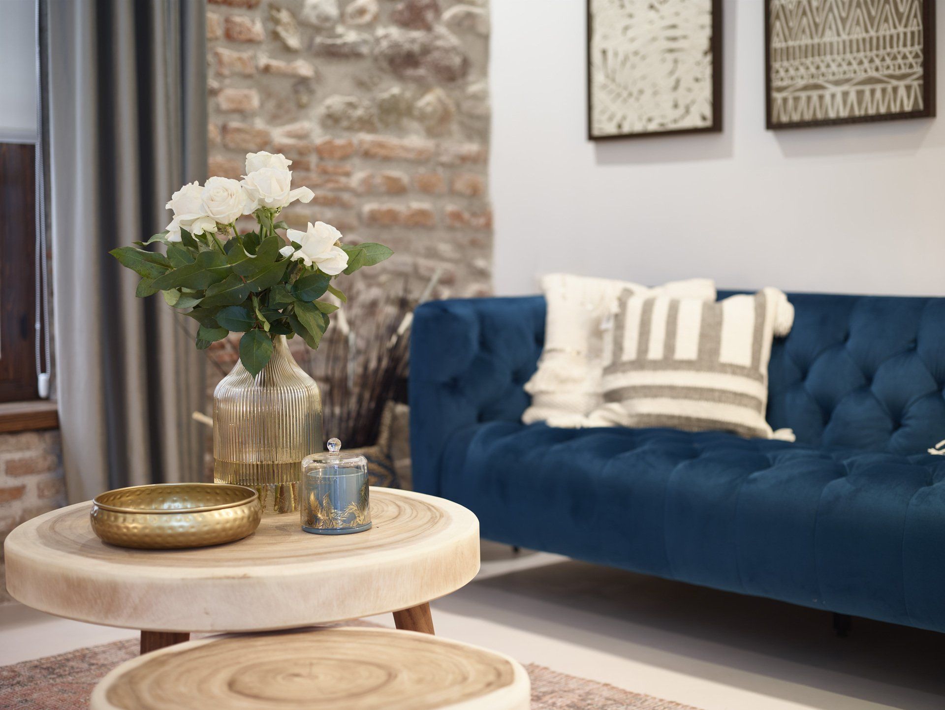 Lobby del hotel LD Convento Cister Málaga, con diseño moderno y rústico, arte contemporáneo y ambiente acogedor.