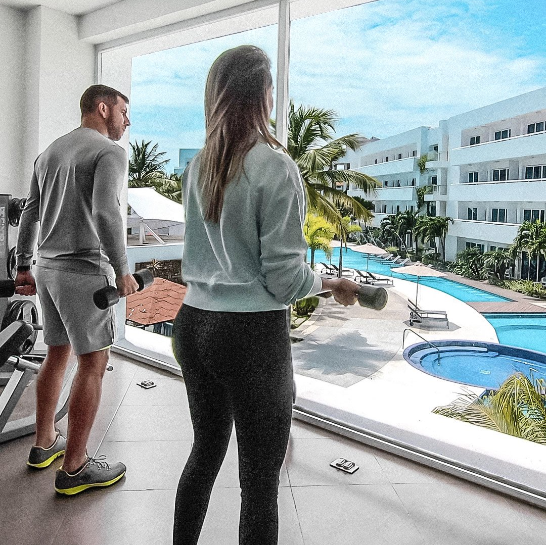 Sala de ejercicio moderna con vista a la piscina en LD PLUS, Playa El Agua.