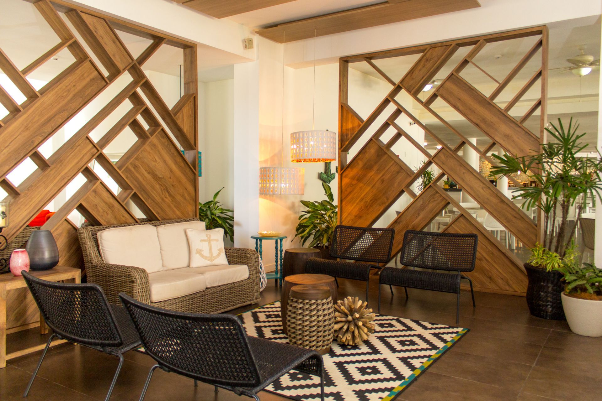 Lobby en LD PLUS, Playa El Agua, Isla Margarita. Diseño moderno y acogedor con áreas de descanso elegantes.