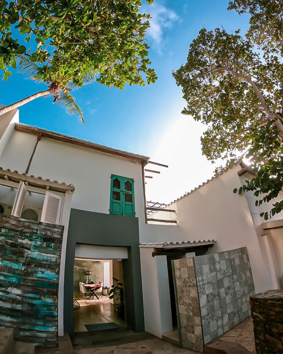 Fachada moderna de Aria by LD Hoteles, La Caranta, Pampatar, Isla Margarita. Diseño contemporáneo y elegante.