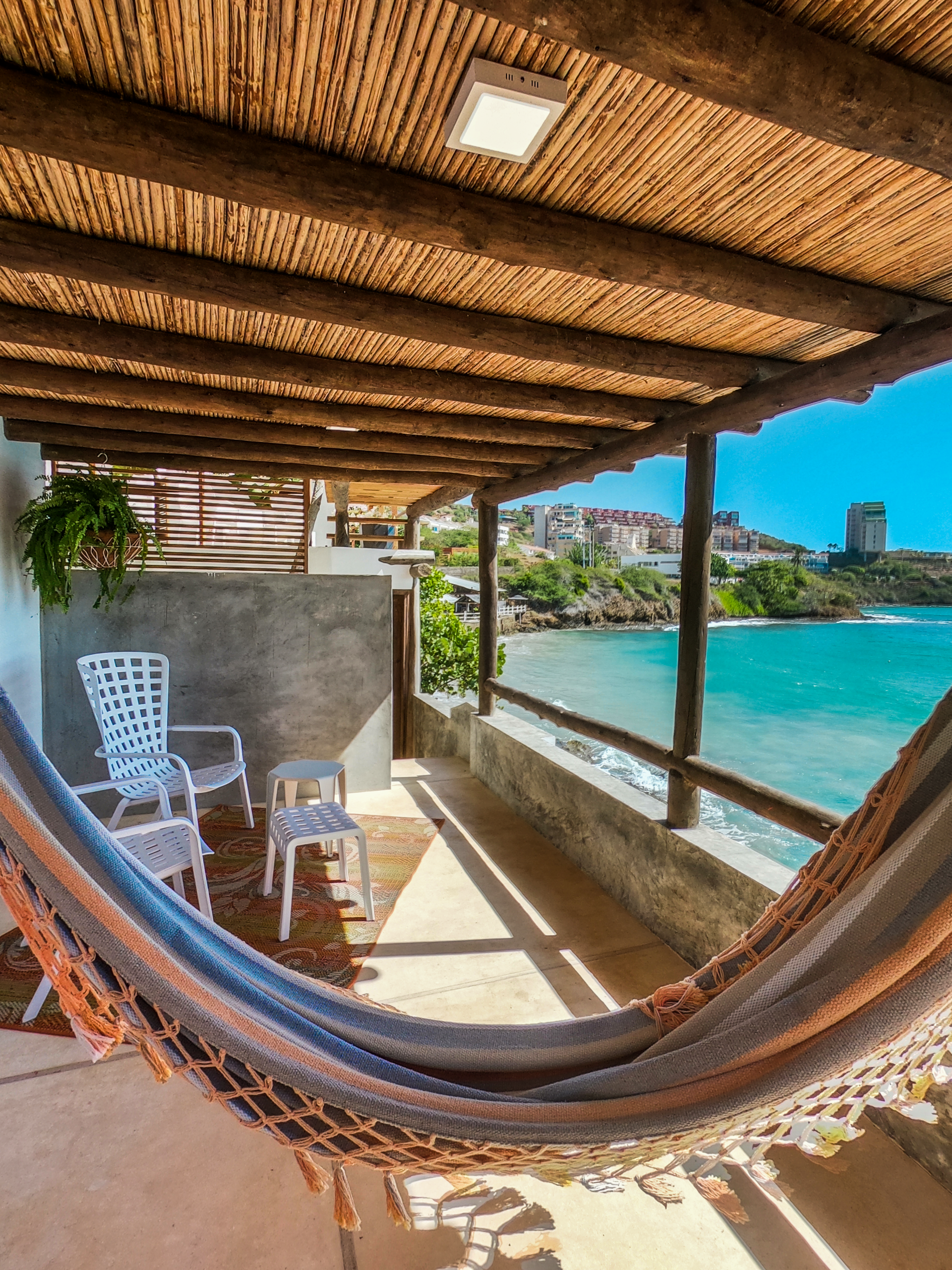 Balcón con vista a la playa en Aria by LD Hoteles, La Caranta, Pampatar, Isla Margarita. Relajación junto al mar.