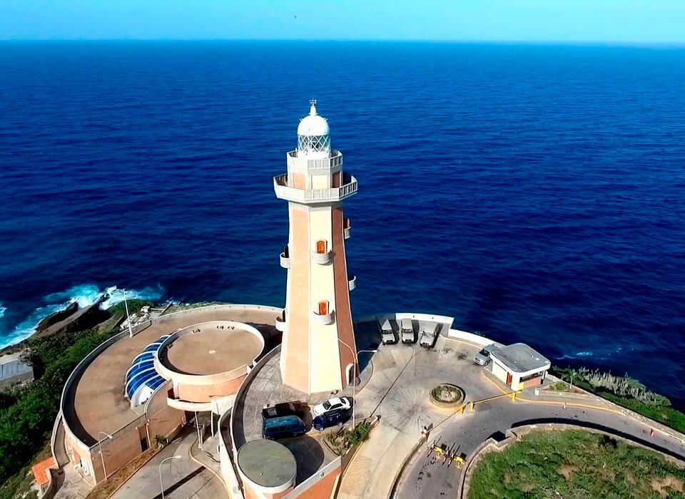 Faro Punta Ballena en Pampatar, Isla Margarita. Faro pintoresco con vistas al océano y área de observación.