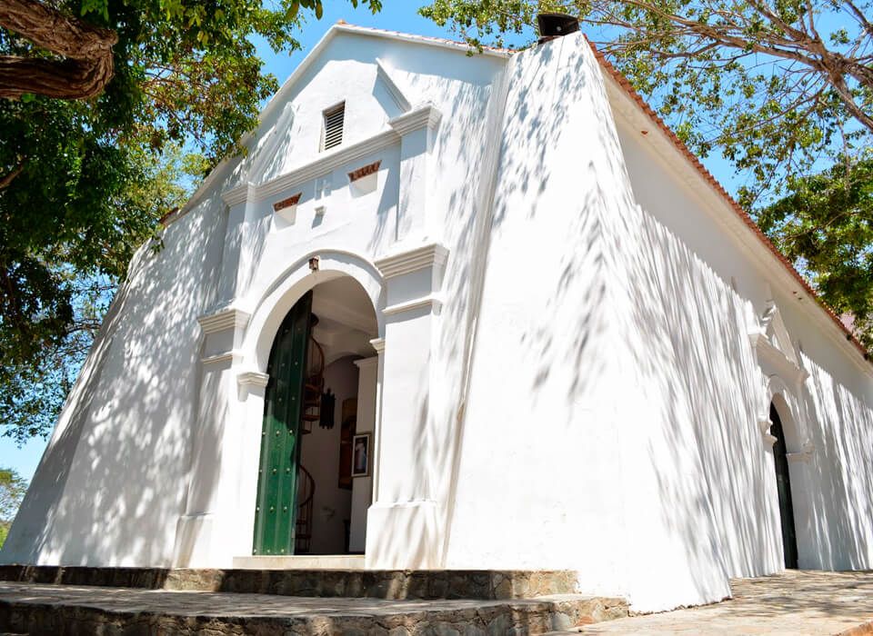 Iglesia Cristo del Buen Viaje en Pampatar, Isla Margarita. Arquitectura sencilla y campanario visible.