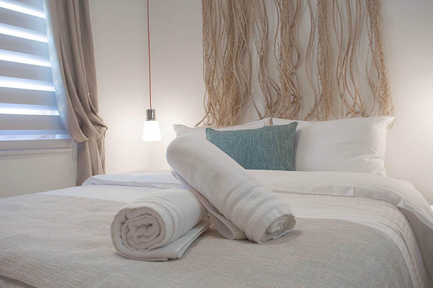 Habitación moderna y luminosa en Sabbia by LD, Los Roques, con cama king y decoración natural.