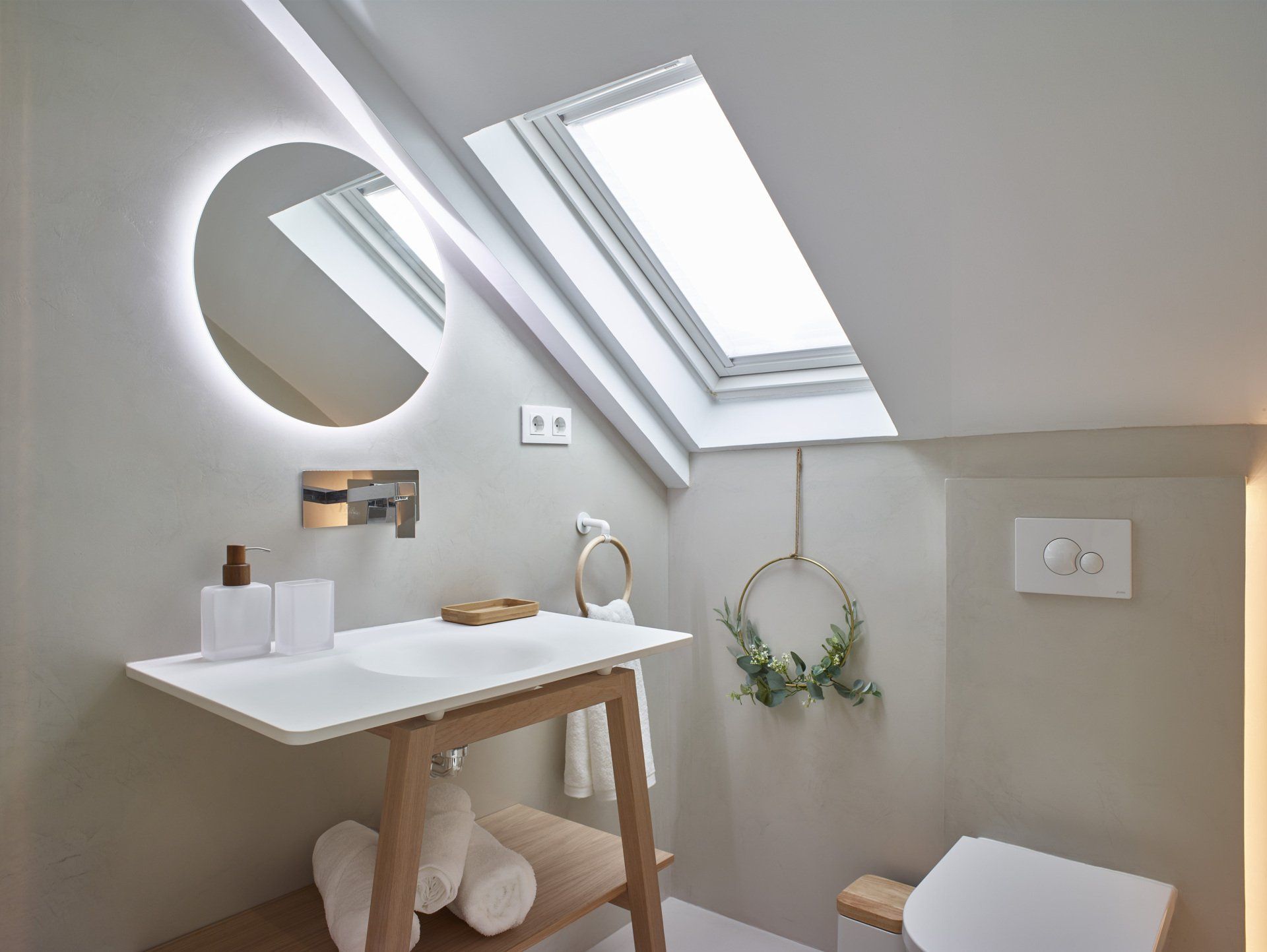 Baño moderno del hotel LD Convento Cister Málaga, con diseño minimalista, luz natural y detalles en madera.
