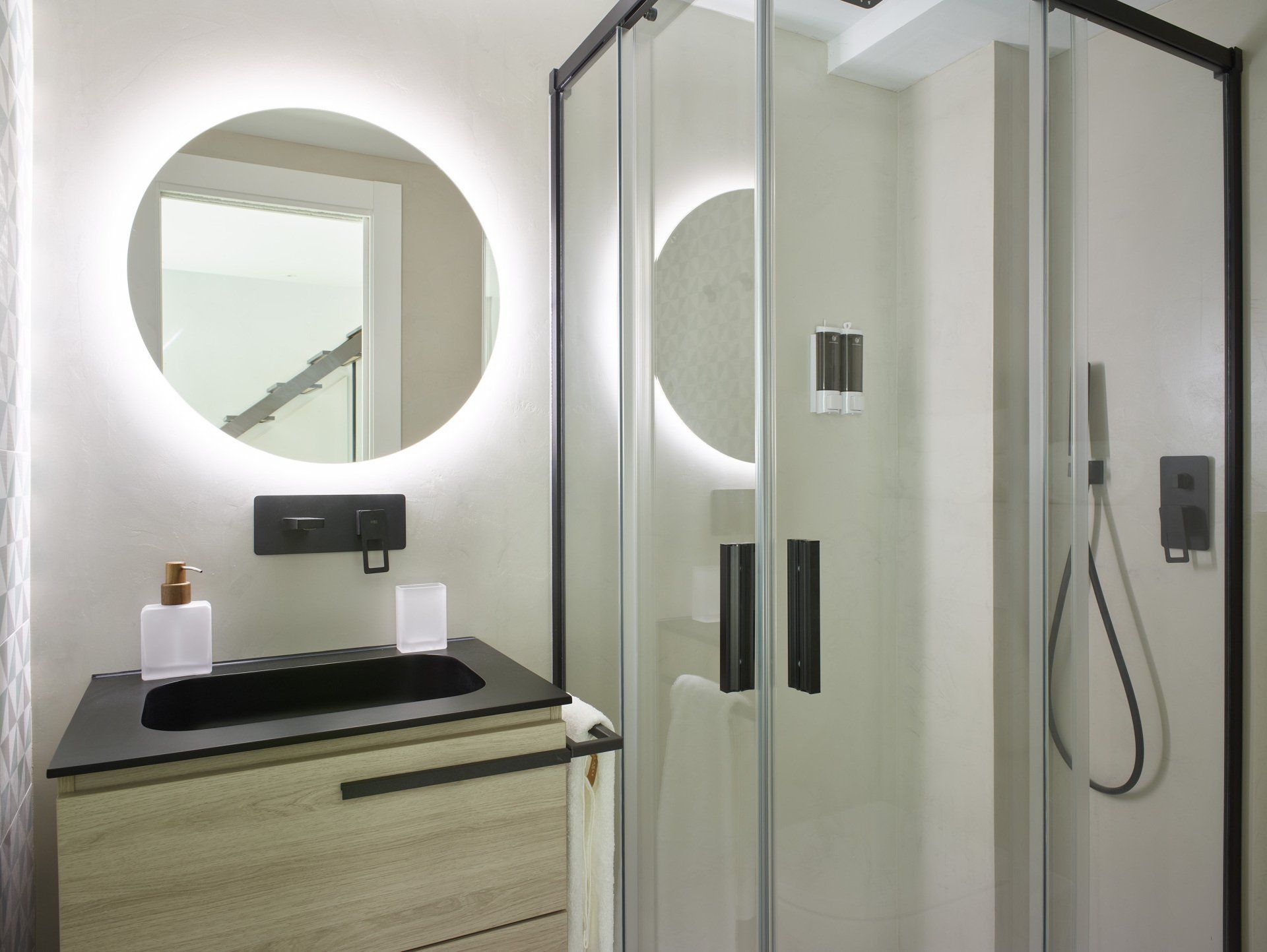 Baño moderno del hotel LD Convento Cister Málaga, con diseño minimalista, luz natural y detalles en madera.