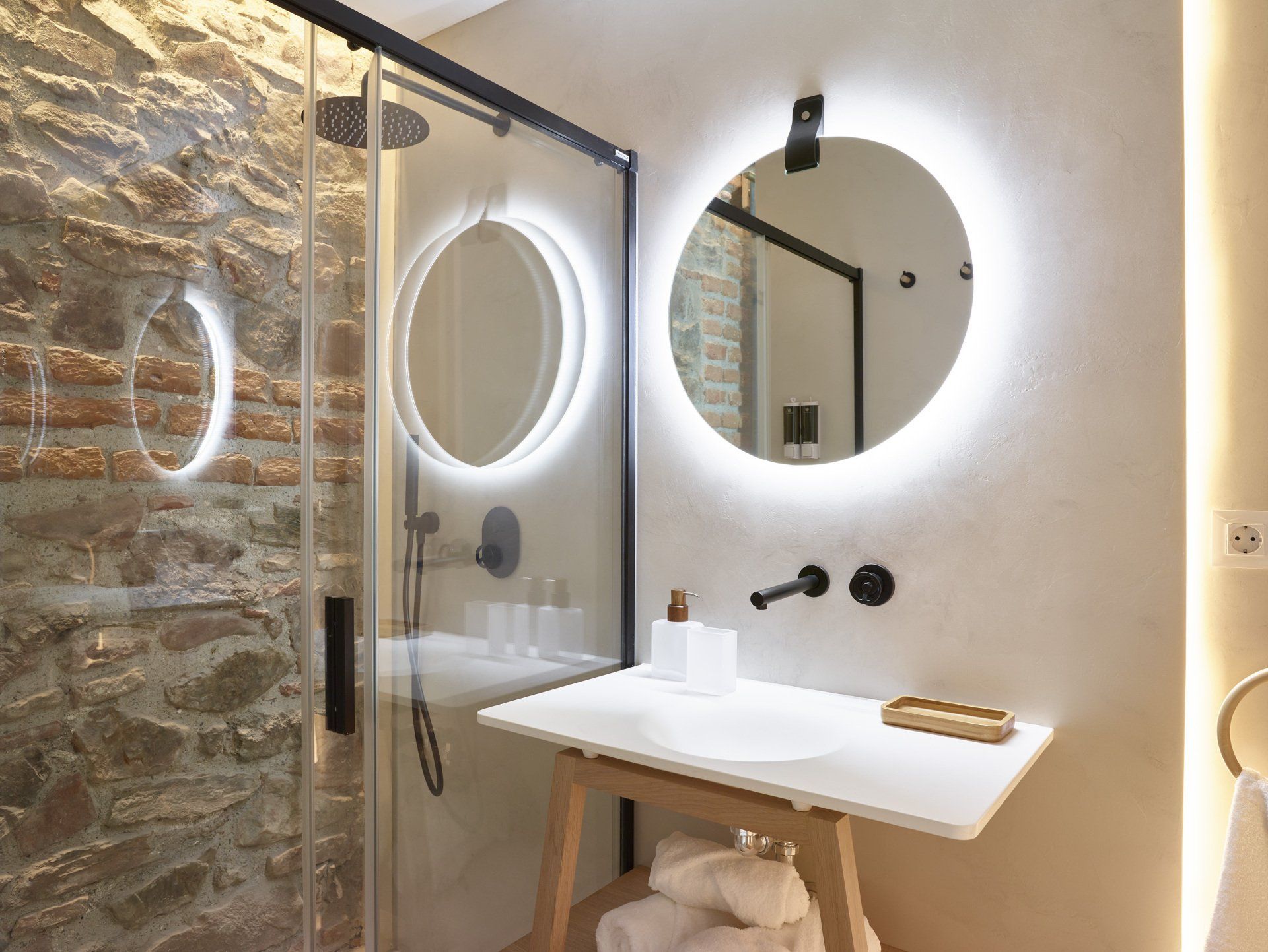 Baño moderno del hotel LD Convento Cister en Málaga.