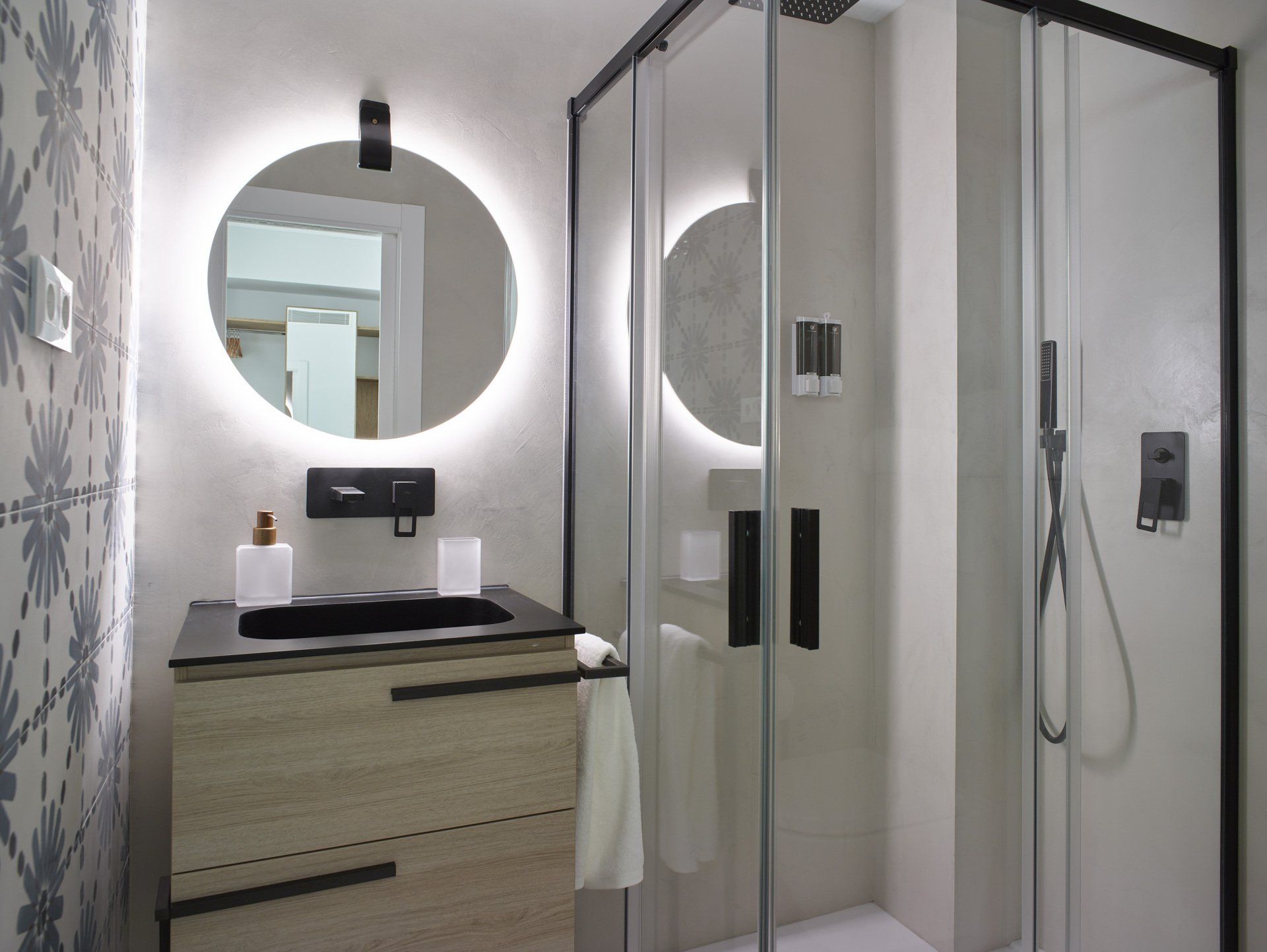 Baño moderno del hotel LD Convento Cister Málaga, con diseño minimalista, luz natural y detalles en madera.