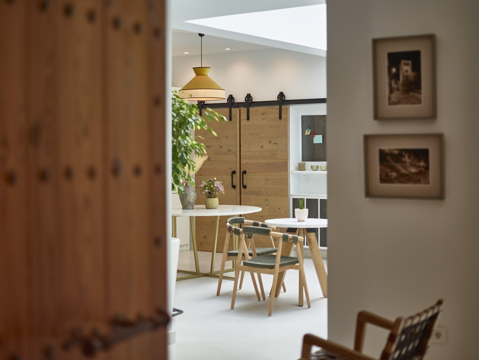Área de comedor en el hotel LD Convento Cister Málaga, con iluminación natural, mesas elegantes y decoración moderna.