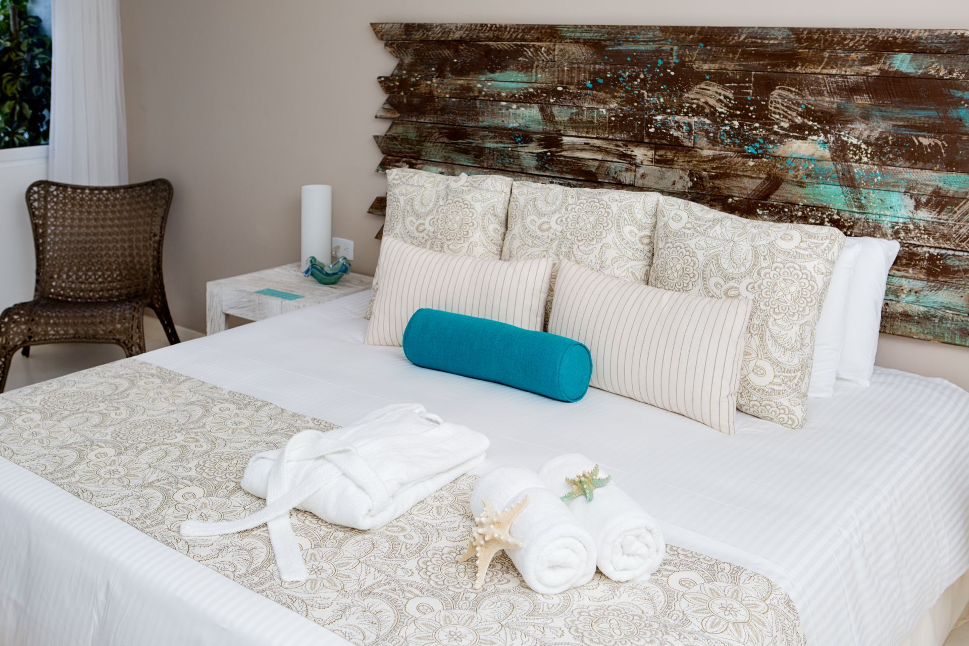 Habitación Deluxe Solarium de H2Otel by LD, con acceso a terraza privada y vistas tropicales en Isla Margarita.