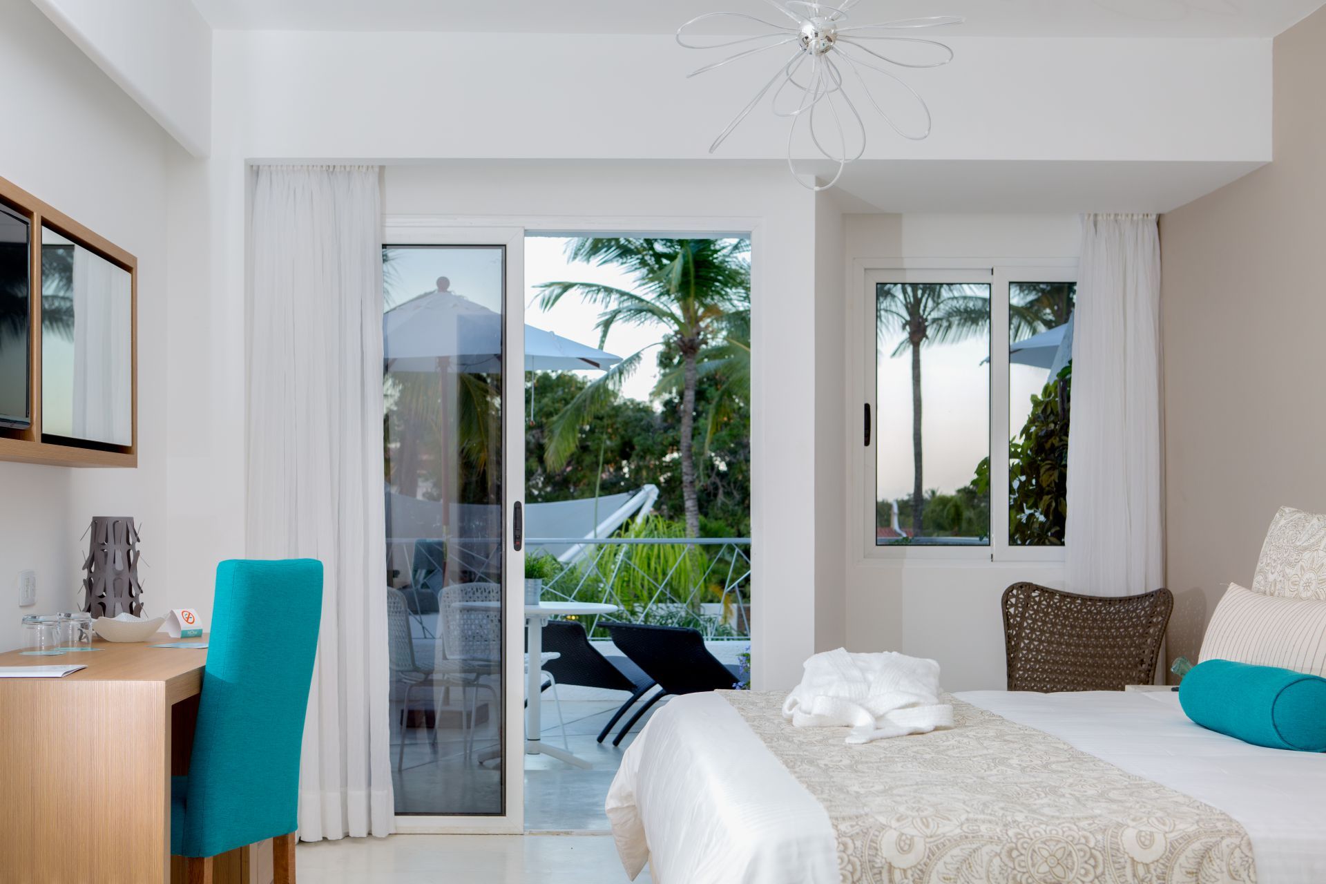 Habitación Deluxe Solarium de H2Otel by LD, con acceso a terraza privada y vistas tropicales en Isla Margarita.