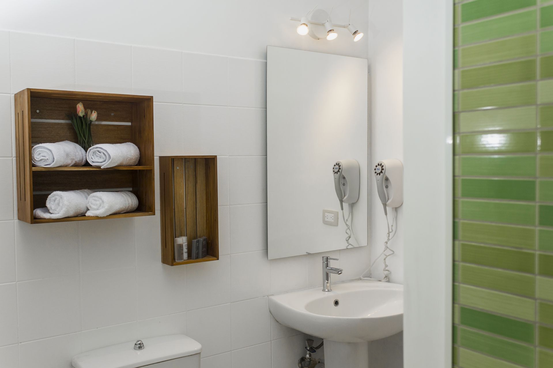 Habitación doble moderna y acogedora en LD Palm Beach, Playa El Agua, con decoración elegante y vistas.
