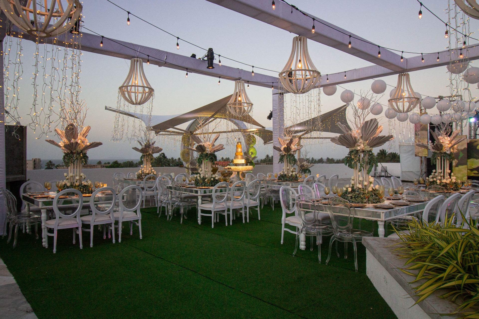 Terraza para eventos en LD PLUS, Playa El Agua, Isla Margarita. Decoración elegante con lámparas de mimbre y velas.