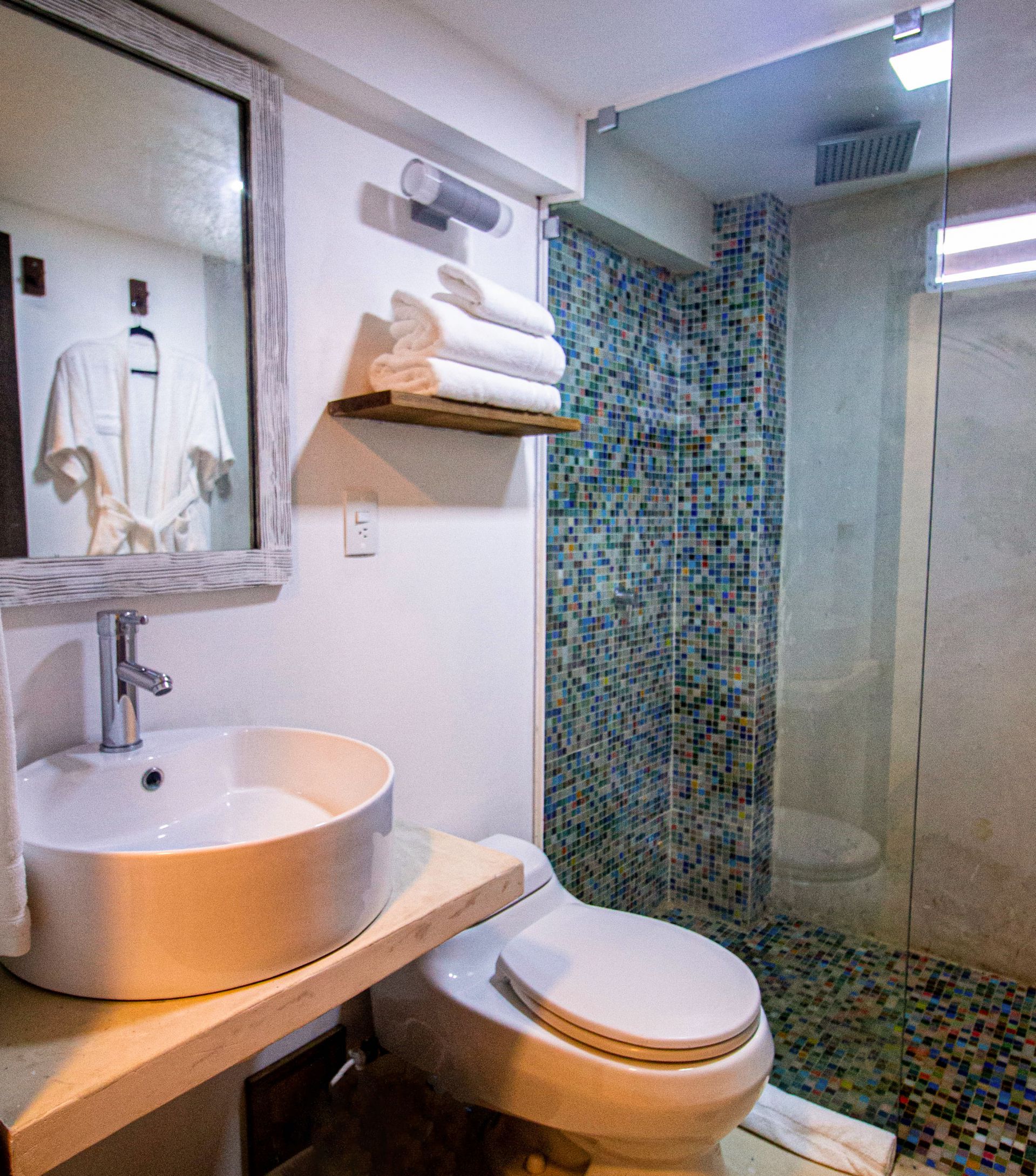 Baño moderno y elegante en Aria by LD Hoteles, Isla Margarita.