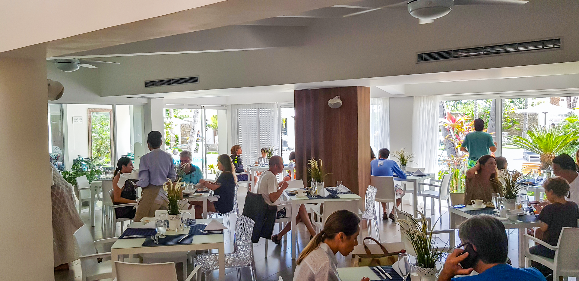 Comensales disfrutando de delicias culinarias en el restaurante Aguacero, H2Otel by LD